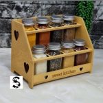 جا ادویه مکارتی ۸ عددی چوبی با ظرف شیشه‌ای ۸۰ گرمی و درب فلزی نمک‌پاش - تصویر 2