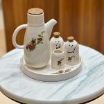 ست کامل سرویس آشپزخانه سرامیکی مدل کلاسیک با طرح گل‌های رز و سینی اختصاصی - تصویر 2