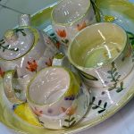 ست پذیرایی چای‌خوری ۲ نفره سرامیکی طرح گل رز | شامل سینی، قوری، ۲ عدد فنجان و قندان - تصویر 3