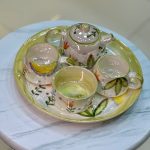 ست پذیرایی چای‌خوری ۲ نفره سرامیکی طرح گل رز | شامل سینی، قوری، ۲ عدد فنجان و قندان - تصویر 2