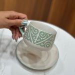 فنجان و نعلبکی سرامیکی طرح اسلیمی با نقوش هنری و دسته‌ارگونومیک - تصویر 2