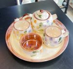 ست چای‌خوری سرامیکی ۴ پارچه طرح گل و برگ پاییزی | شامل قوری، ۳ فنجان و سینی ست - تصویر 2
