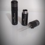 نیدل حرفه‌ای Spring Needle با جعبه محافظ مشکی مات – ابزار دقیق اصلاح پودر قهوه برای باریستاها