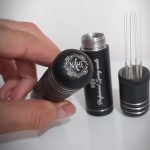 نیدل حرفه‌ای Spring Needle با جعبه محافظ مشکی مات – ابزار دقیق اصلاح پودر قهوه برای باریستاها - تصویر 2