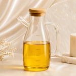 روغن‌ریز پیرکس شیشه‌ای ۸۵۰ میلی‌لیتر با درب چوبی و درجه‌بندی دقیق