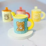 ماگ سرامیکی خرسی بیسکوییتی مدل Bear Mug با درب سرامیکی و قاشق استیل – در چهار رنگ فانتزی - تصویر 6