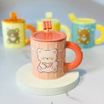 ماگ سرامیکی خرسی بیسکوییتی مدل Bear Mug با درب سرامیکی و قاشق استیل – در چهار رنگ فانتزی - تصویر 7