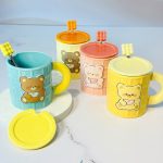 ماگ سرامیکی خرسی بیسکوییتی مدل Bear Mug با درب سرامیکی و قاشق استیل – در چهار رنگ فانتزی