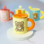 ماگ سرامیکی خرسی بیسکوییتی مدل Bear Mug با درب سرامیکی و قاشق استیل – در چهار رنگ فانتزی - تصویر 3