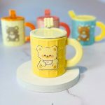 ماگ سرامیکی خرسی بیسکوییتی مدل Bear Mug با درب سرامیکی و قاشق استیل – در چهار رنگ فانتزی - تصویر 4