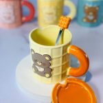 ماگ سرامیکی خرسی بیسکوییتی مدل Bear Mug با درب سرامیکی و قاشق استیل – در چهار رنگ فانتزی - تصویر 5