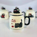ماگ سرامیکی درب‌دار طرح “گربه سیاه” (I Love You Cat) قاشق استیل و عروسک روی درب - تصویر 2