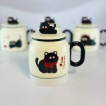 ماگ سرامیکی درب‌دار طرح “گربه سیاه” (I Love You Cat) قاشق استیل و عروسک روی درب - تصویر 4