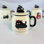ماگ سرامیکی درب‌دار طرح “گربه سیاه” (I Love You Cat) قاشق استیل و عروسک روی درب - تصویر 5